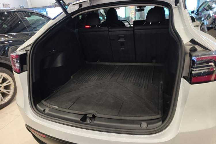 Used Tesla Model Y 2024 Long-Range All-Wheel-Drive Version Trunk