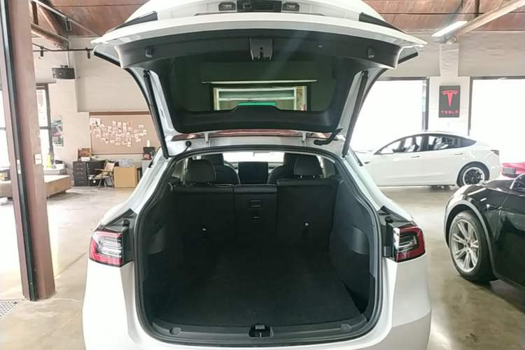 Used Tesla Model Y 2024 Long-Range All-Wheel-Drive Version Trunk