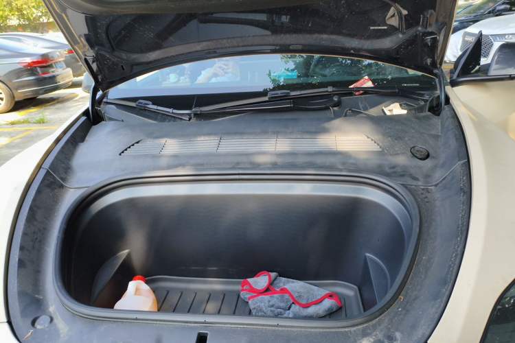 Used Tesla Model Y 2024 Rear-Wheel-Drive Version Engine Bay Right