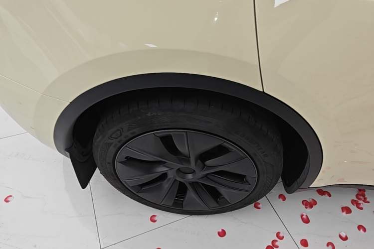 Used Tesla Model Y 2024 Rear-Wheel-Drive Version Right Rear Wheel Hub