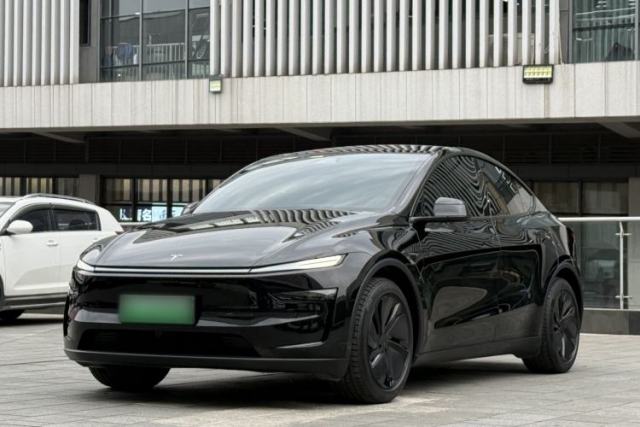 Used Tesla Model Y 2025 Long-Range All-Wheel-Drive Version