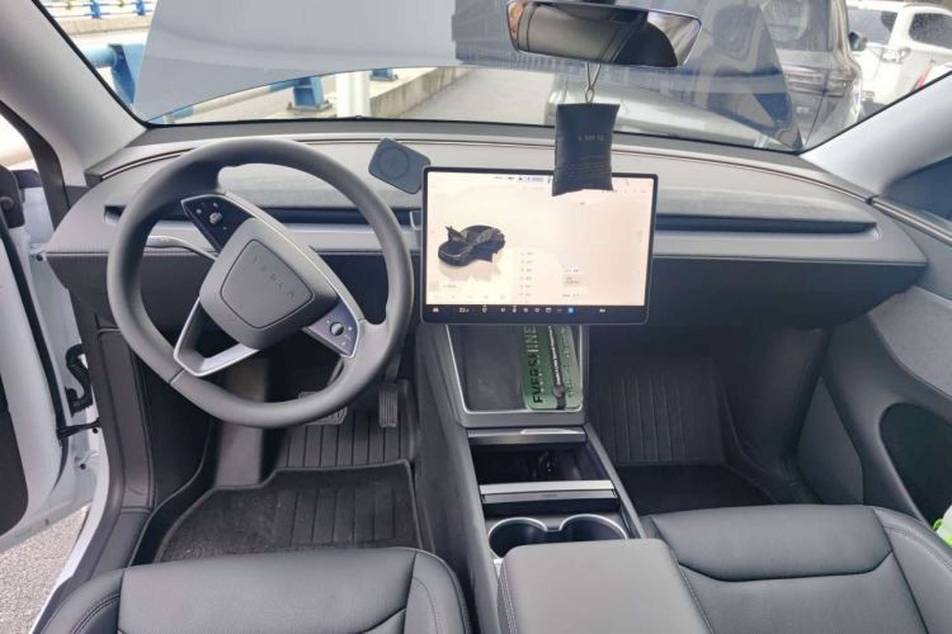 Used Tesla Model Y 2025 Rear-Wheel Drive First Edition Center Console