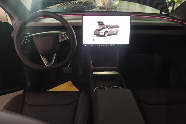 Used Tesla Model Y 2025 Long-Range All-Wheel-Drive Version Center Console