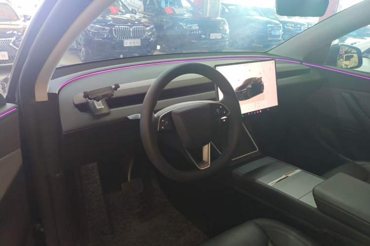 Used Tesla Model Y 2025 Rear-Wheel-Drive Version Center Console