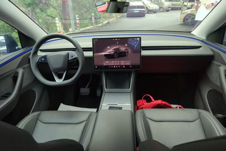 Used Tesla Model Y 2025 Long-Range All-Wheel-Drive Version Center Console