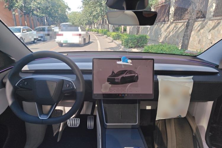 Used Tesla Model Y 2025 Rear-Wheel Drive First Edition Center Console