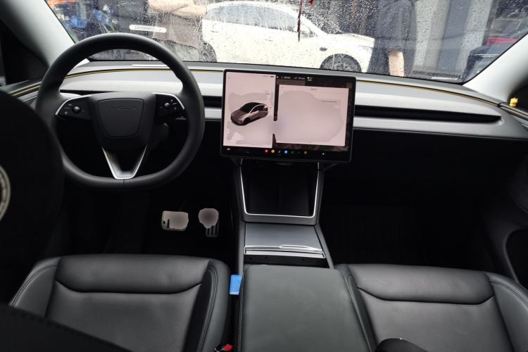 Used Tesla Model Y 2025 Long-Range All-Wheel-Drive Version Center Console