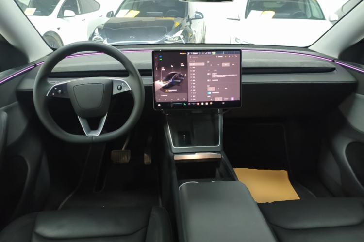 Used Tesla Model Y 2025 Rear-Wheel Drive First Edition Center Console