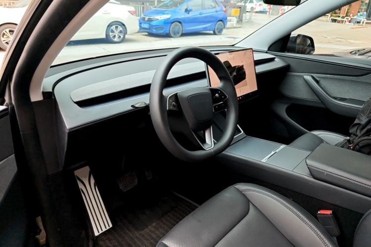 Used Tesla Model Y 2025 Rear-Wheel Drive First Edition Center Console