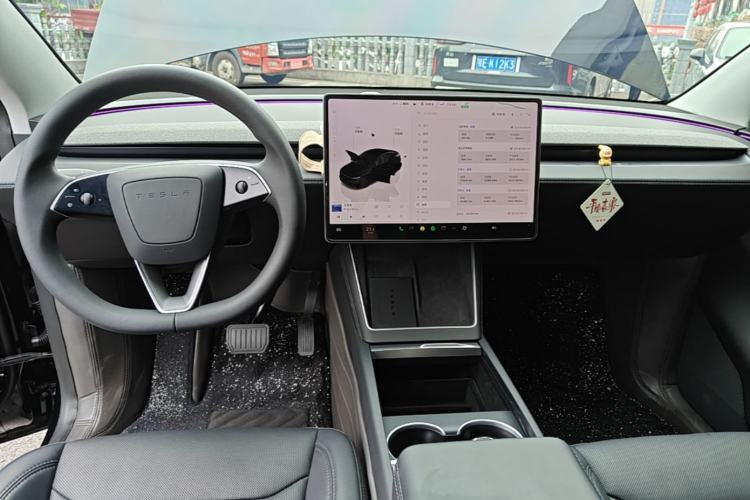 Used Tesla Model Y 2025 Rear-Wheel Drive First Edition Center Console