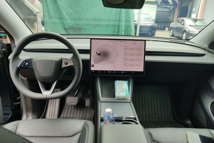Used Tesla Model Y 2025 Long-Range All-Wheel-Drive Version Center Console