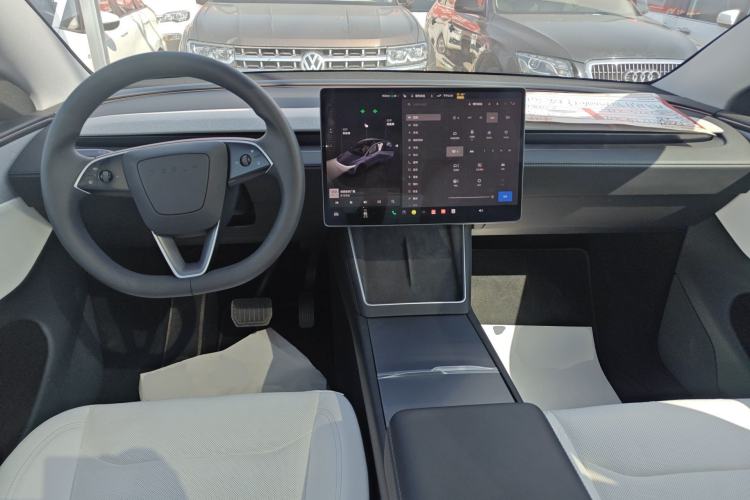 Used Tesla Model Y 2025 Rear-Wheel Drive First Edition Center Console
