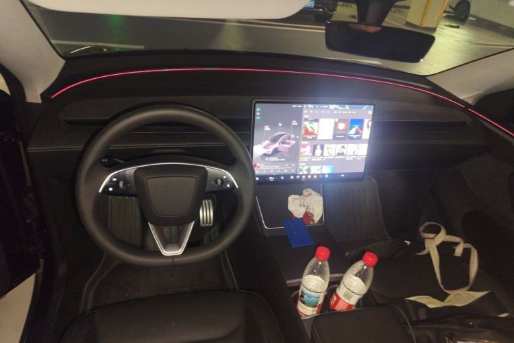 Used Tesla Model Y 2025 Long-Range All-Wheel-Drive Version Center Console