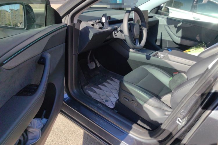 Used Tesla Model Y 2025 Long-Range All-Wheel Drive First Edition Driver Seat