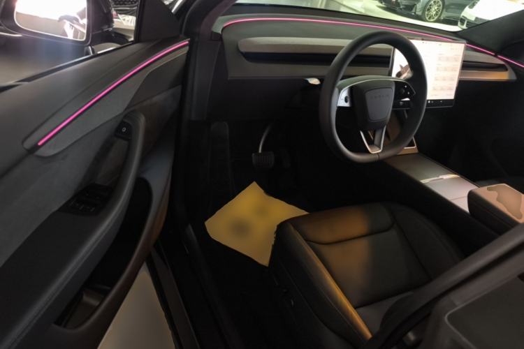 Used Tesla Model Y 2025 Long-Range All-Wheel-Drive Version Driver Seat