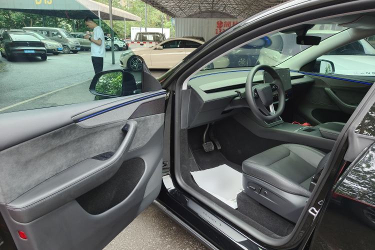 Used Tesla Model Y 2025 Long-Range All-Wheel-Drive Version Driver Seat