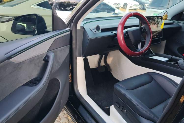 Used Tesla Model Y 2025 Long-Range All-Wheel Drive First Edition Driver Seat