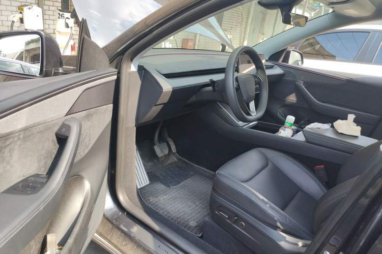 Used Tesla Model Y 2025 Long-Range All-Wheel Drive First Edition Driver Seat