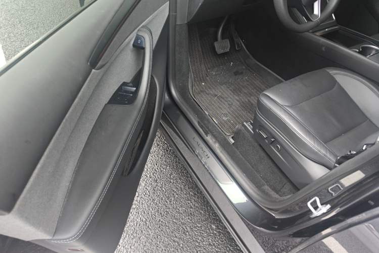 Used Tesla Model Y 2025 Rear-Wheel-Drive Version Driver Seat