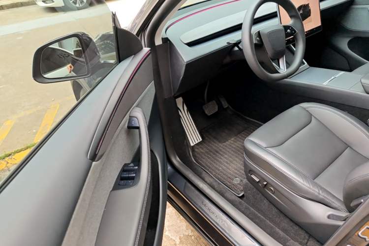 Used Tesla Model Y 2025 Rear-Wheel Drive First Edition Driver Seat