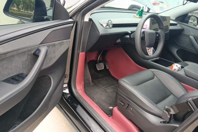 Used Tesla Model Y 2025 Long-Range All-Wheel Drive First Edition Driver Seat
