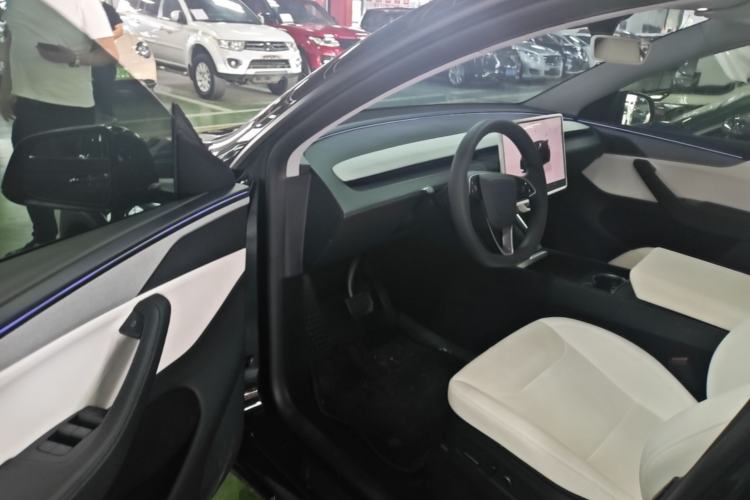 Used Tesla Model Y 2025 Long-Range All-Wheel-Drive Version Driver Seat