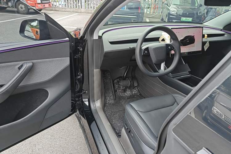 Used Tesla Model Y 2025 Rear-Wheel Drive First Edition Driver Seat