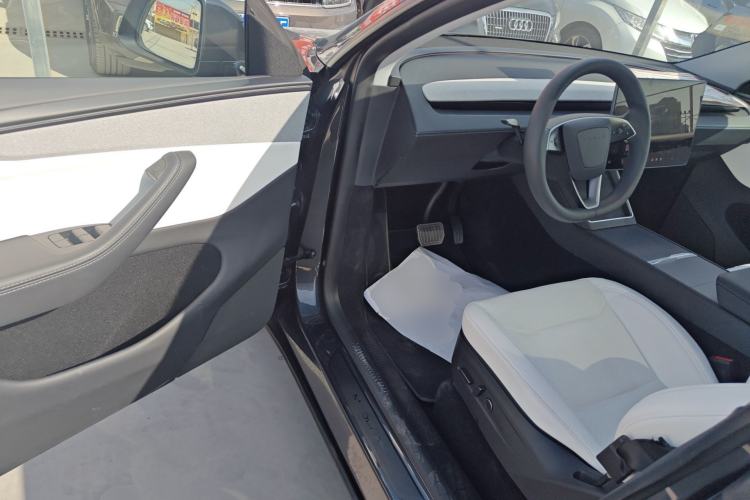 Used Tesla Model Y 2025 Rear-Wheel Drive First Edition Driver Seat
