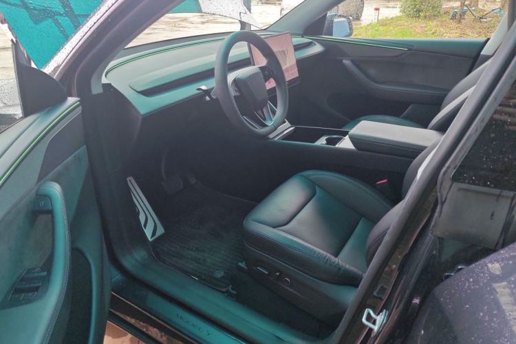 Used Tesla Model Y 2025 Long-Range All-Wheel Drive First Edition Driver Seat