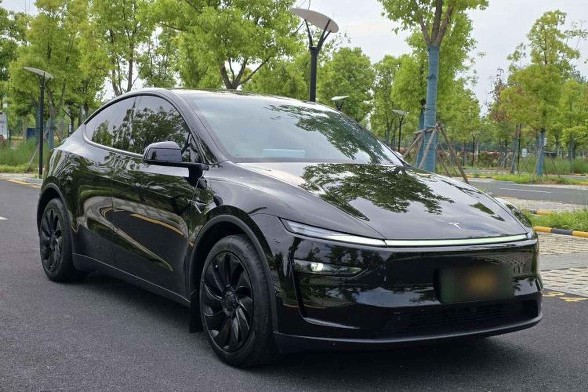 Used Tesla Model Y 2025 Rear-Wheel-Drive Version Exterior 1