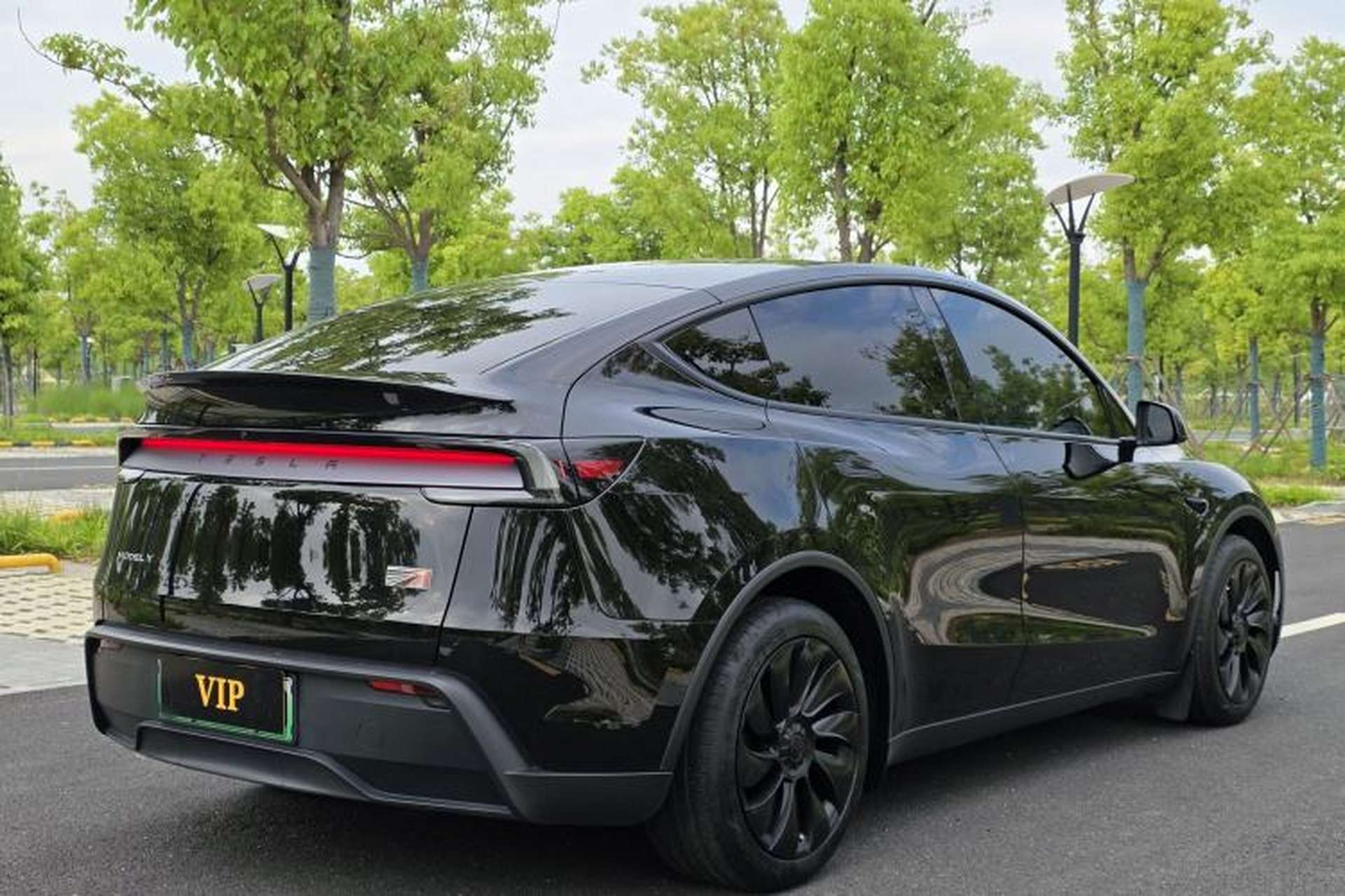Used Tesla Model Y 2025 Rear-Wheel-Drive Version Exterior 3