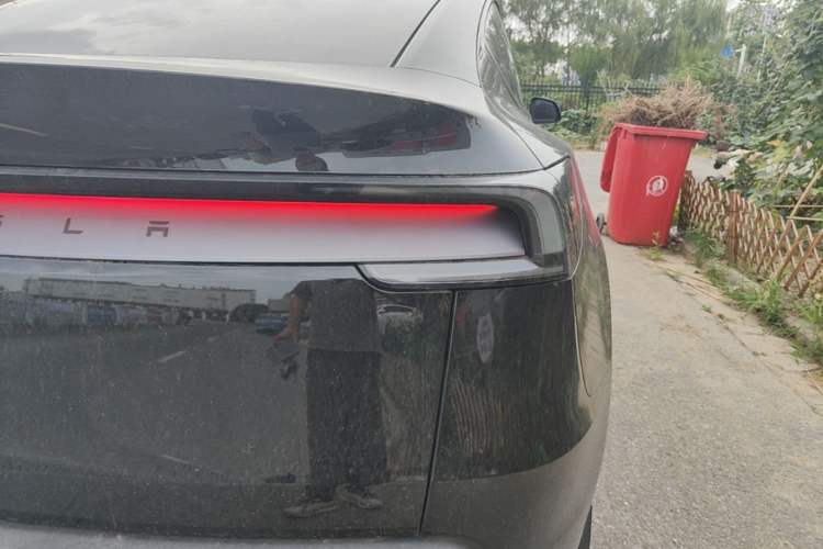 Used Tesla Model Y 2025 Rear-Wheel-Drive Version Exterior 3
