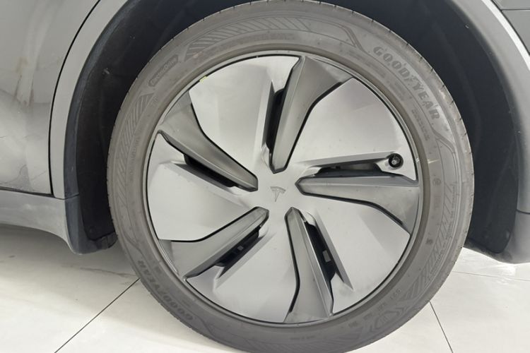 Used Tesla Model Y 2025 Rear-Wheel-Drive Version Exterior 4
