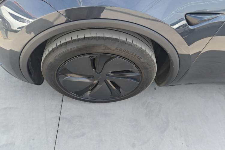 Used Tesla Model Y 2025 Rear-Wheel Drive First Edition Exterior 4