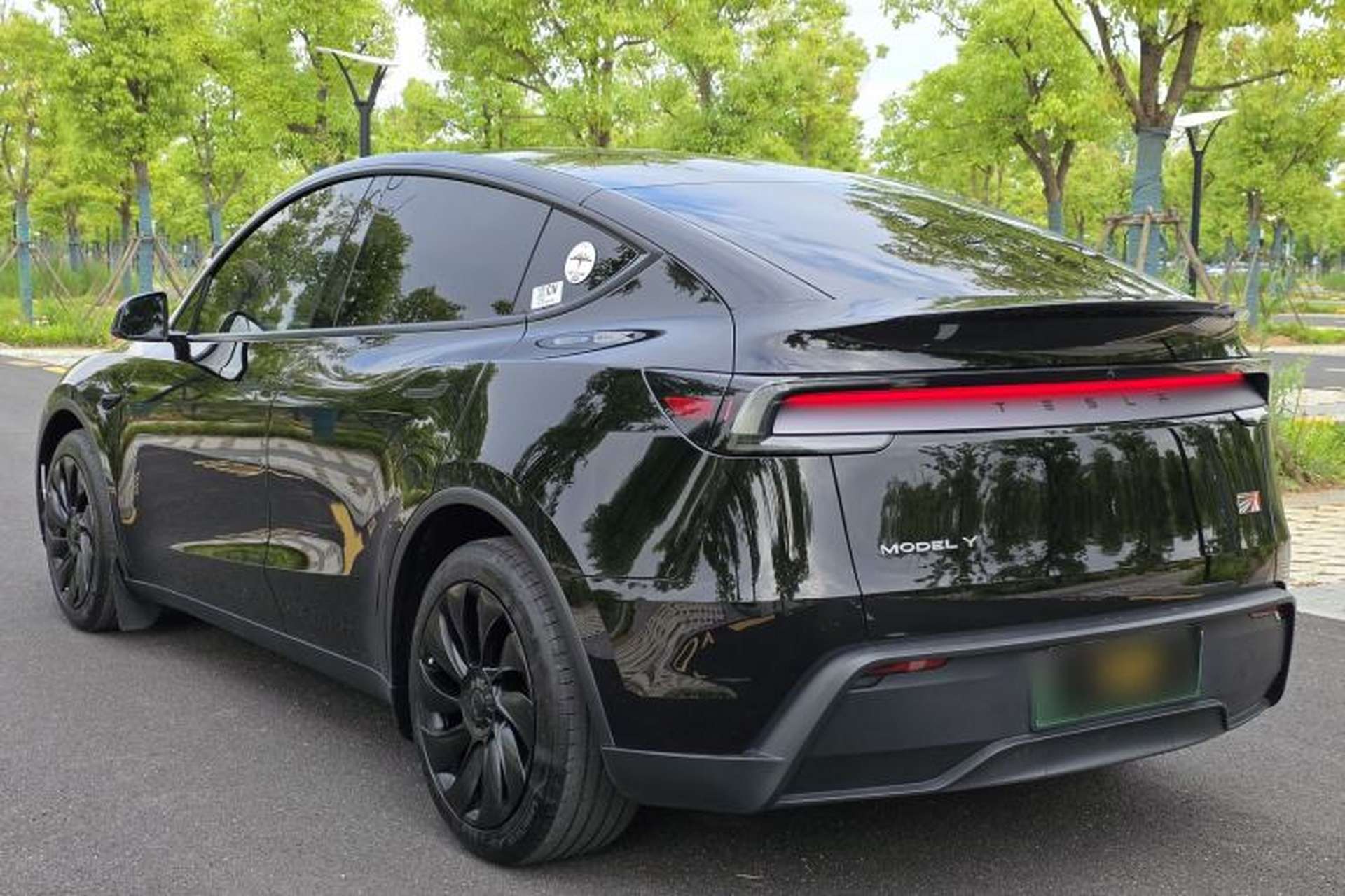 Used Tesla Model Y 2025 Rear-Wheel-Drive Version Exterior 5