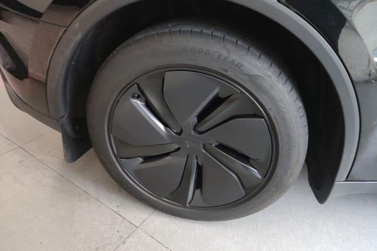 Used Tesla Model Y 2025 Rear-Wheel-Drive Version Exterior 5