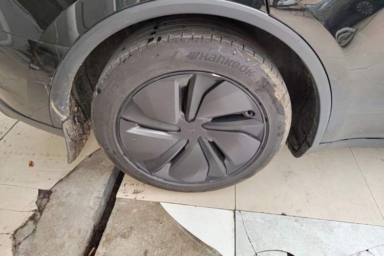 Used Tesla Model Y 2025 Updated Version Long-Range All-Wheel Drive Exterior 5