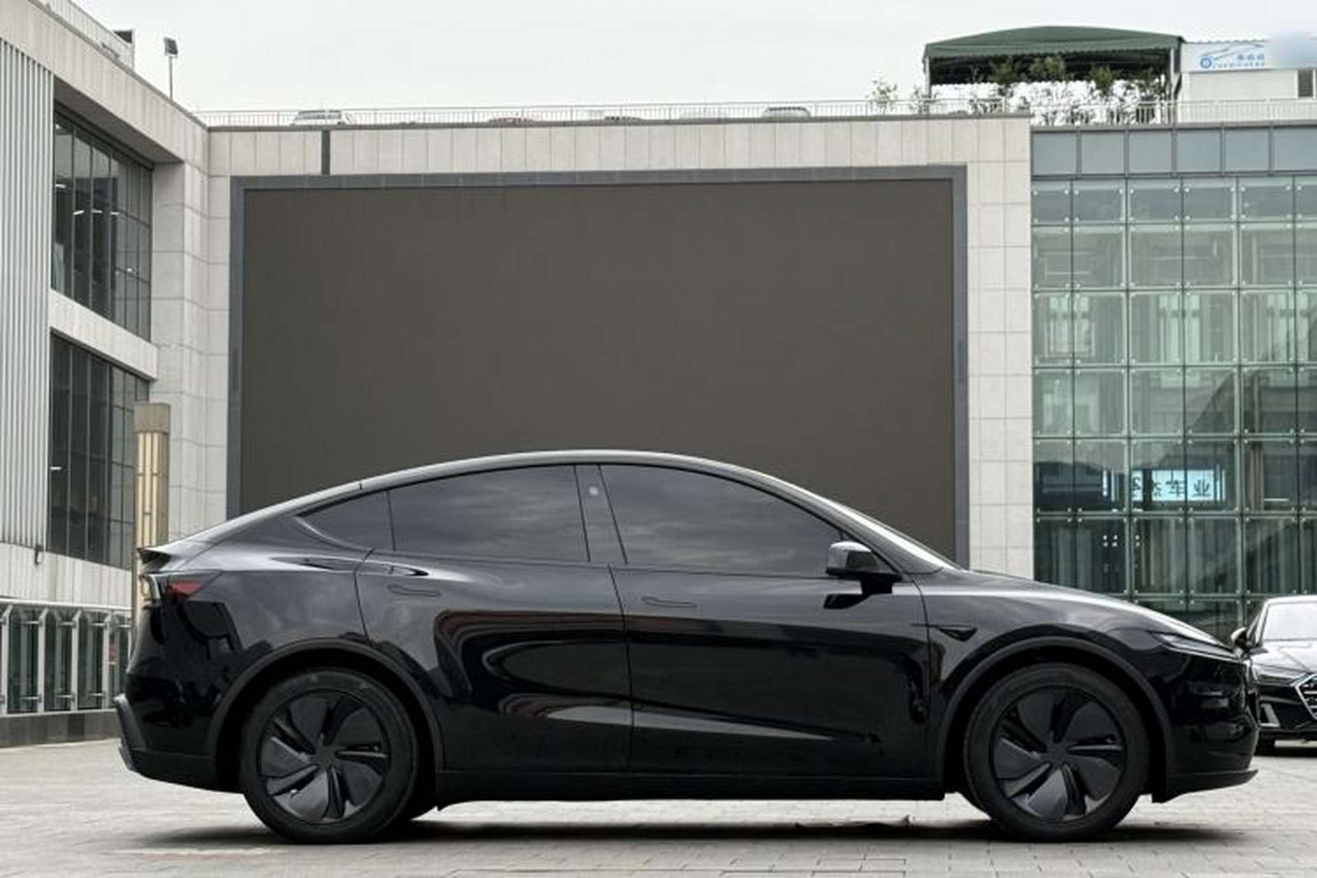 Used Tesla Model Y 2025 Long-Range All-Wheel-Drive Version Exterior 5