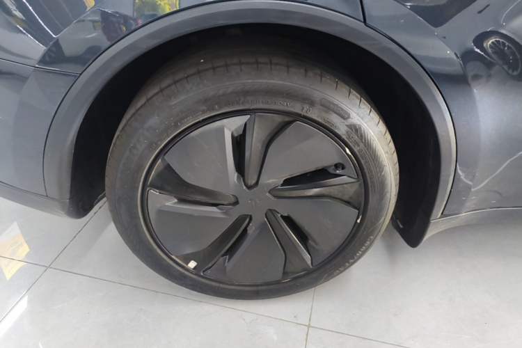 Used Tesla Model Y 2025 Rear-Wheel Drive First Edition Exterior 5