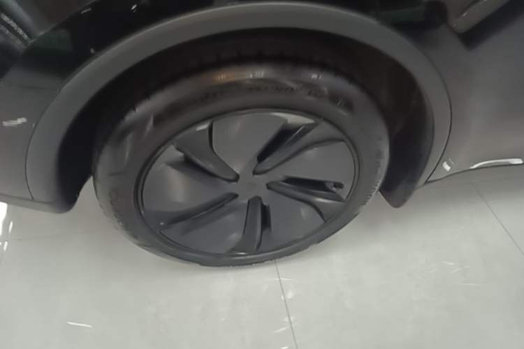 Used Tesla Model Y 2025 Updated Version Long-Range All-Wheel Drive Exterior 5
