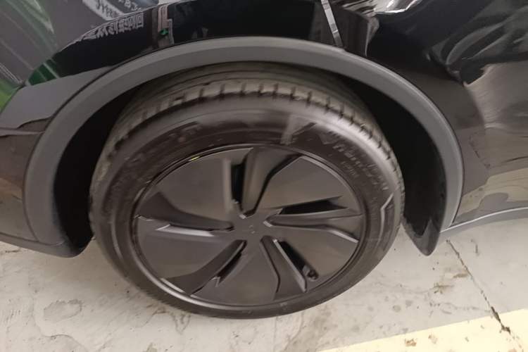 Used Tesla Model Y 2025 Updated Version Long-Range All-Wheel Drive Exterior 5