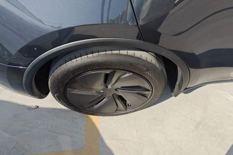 Used Tesla Model Y 2025 Rear-Wheel Drive First Edition Exterior 5