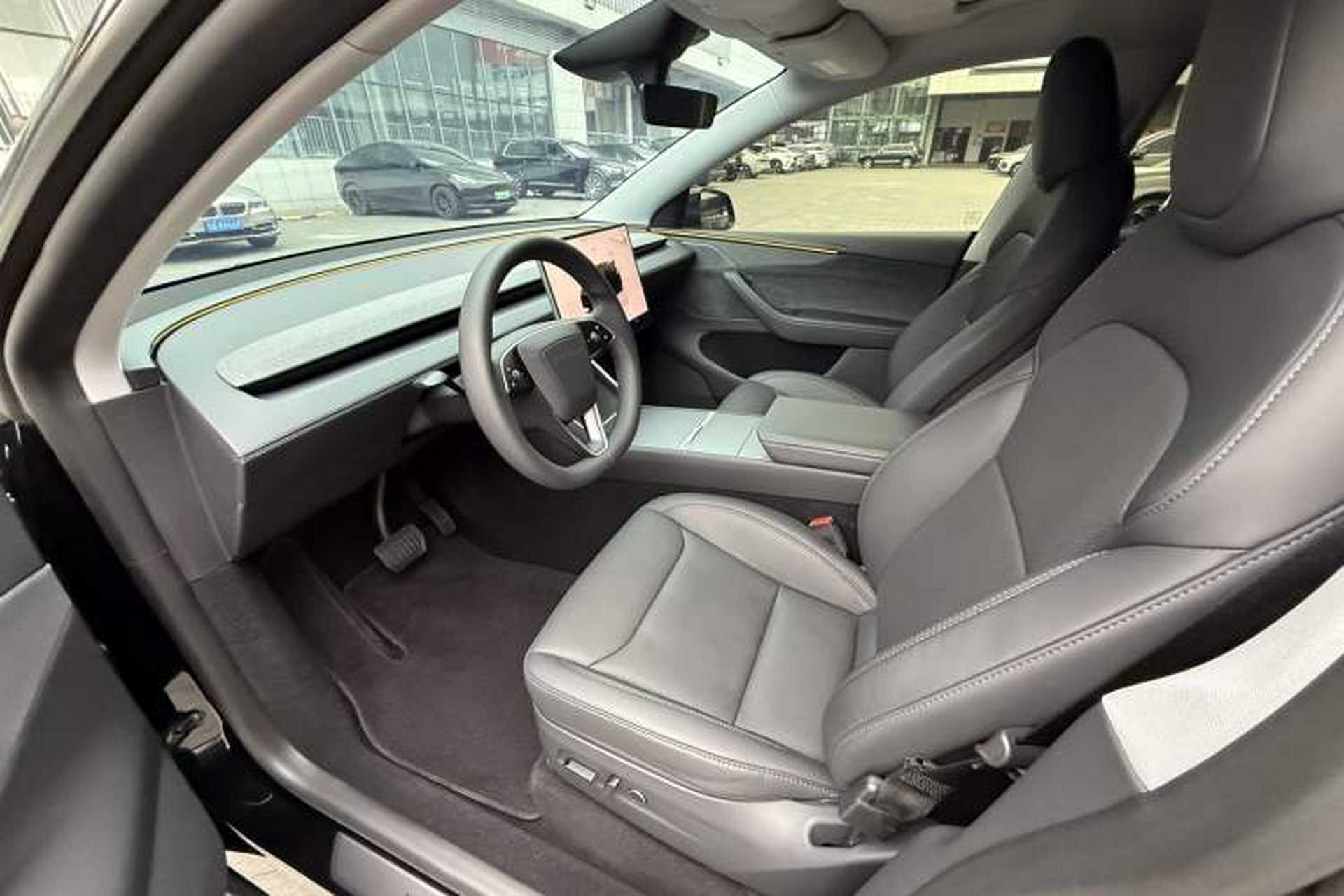 Used Tesla Model Y 2025 Long-Range All-Wheel-Drive Version Exterior 6