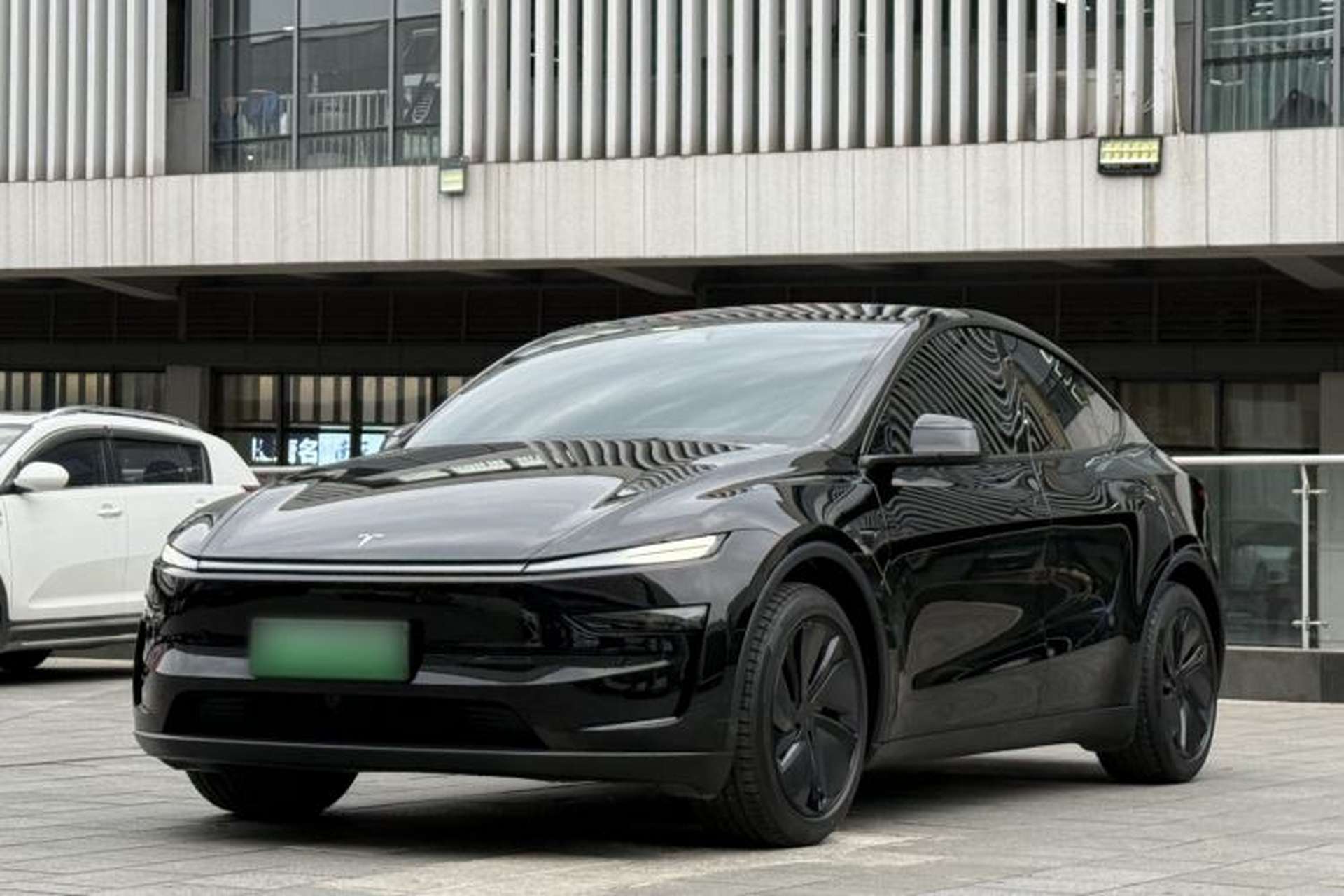 Used Tesla Model Y 2025 Long-Range All-Wheel-Drive Version Front Left 45 Deg