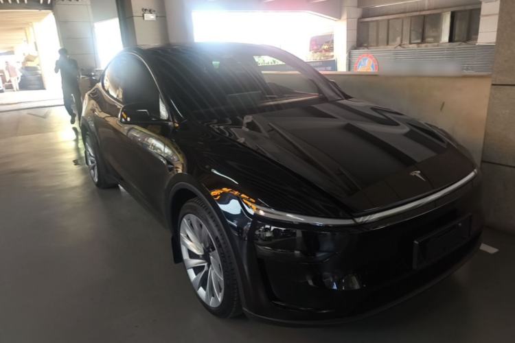 Used Tesla Model Y 2025 Long-Range All-Wheel-Drive Version Front Right 45 Deg
