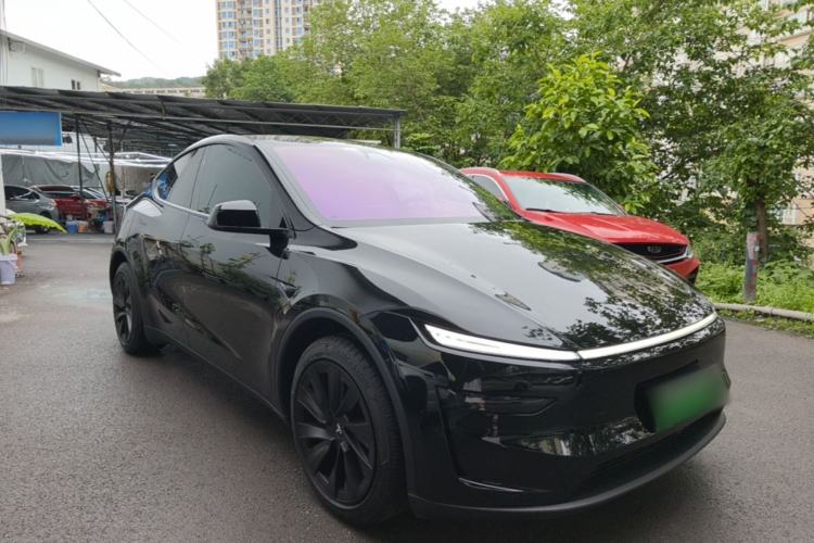 Used Tesla Model Y 2025 Long-Range All-Wheel-Drive Version Front Right 45 Deg