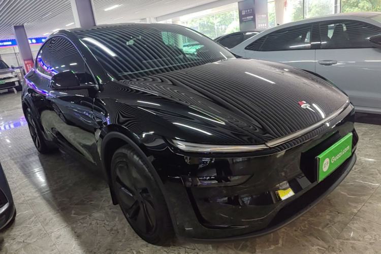 Used Tesla Model Y 2025 Long-Range All-Wheel-Drive Version Front Right 45 Deg
