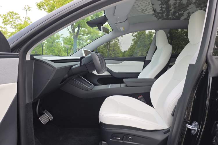 Used Tesla Model Y 2025 Rear-Wheel-Drive Version Interior 1