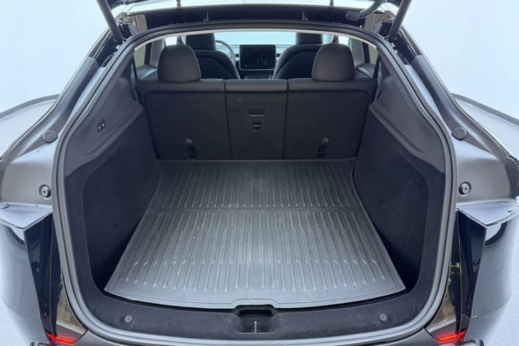 Used Tesla Model Y 2025 Long-Range All-Wheel-Drive Version Interior 1