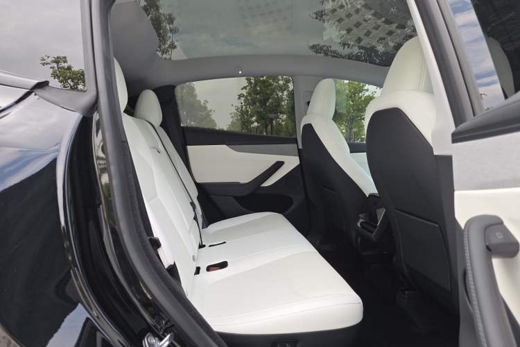 Used Tesla Model Y 2025 Rear-Wheel-Drive Version Interior 3
